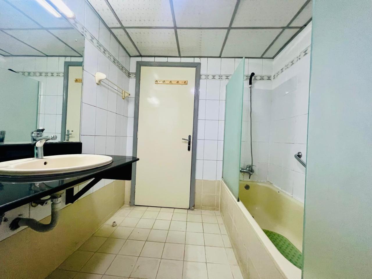 Sky Hotel Apartments Дубай Екстериор снимка