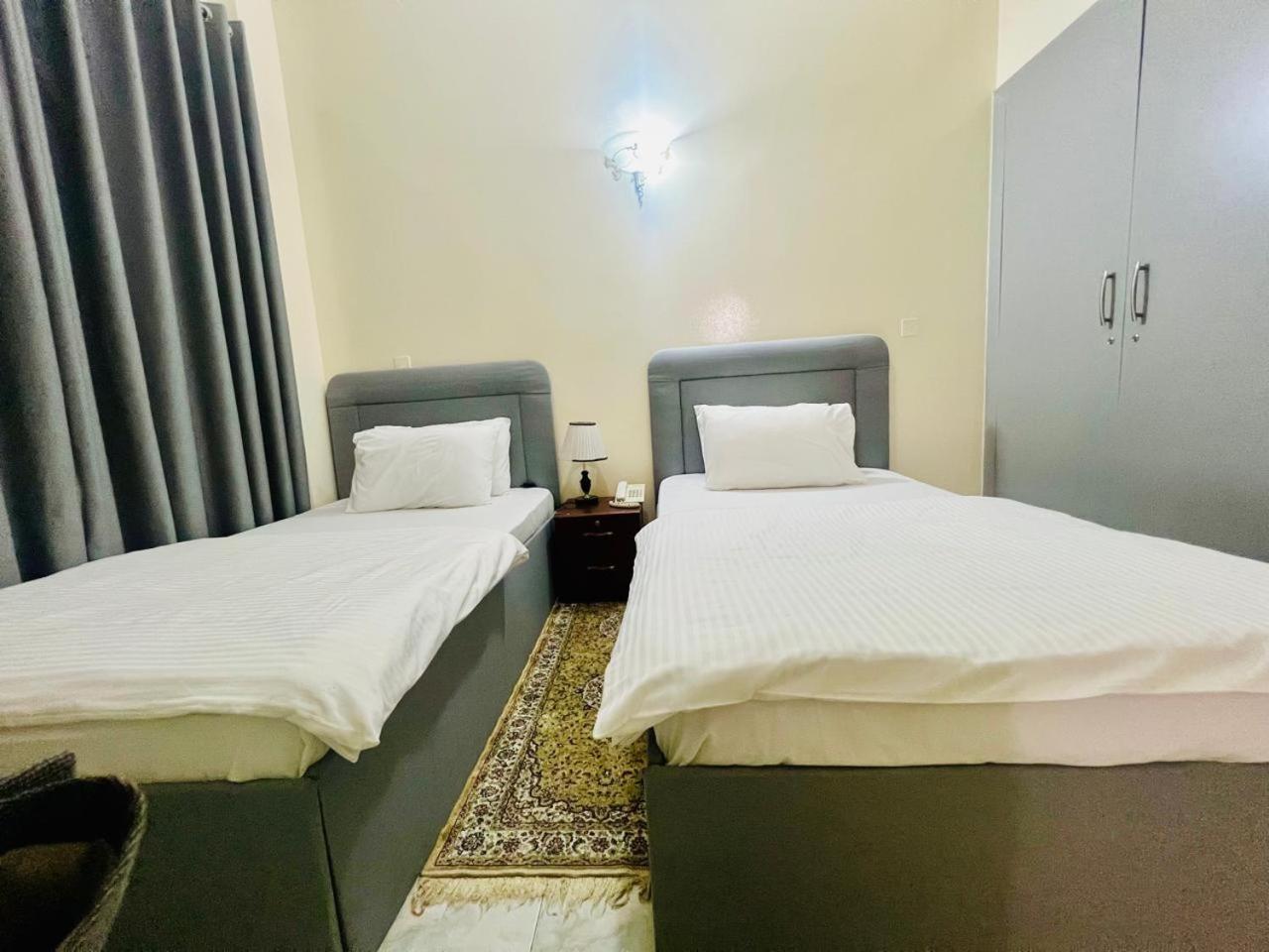 Sky Hotel Apartments Дубай Екстериор снимка