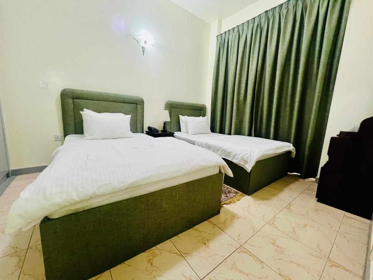 Sky Hotel Apartments Дубай Екстериор снимка