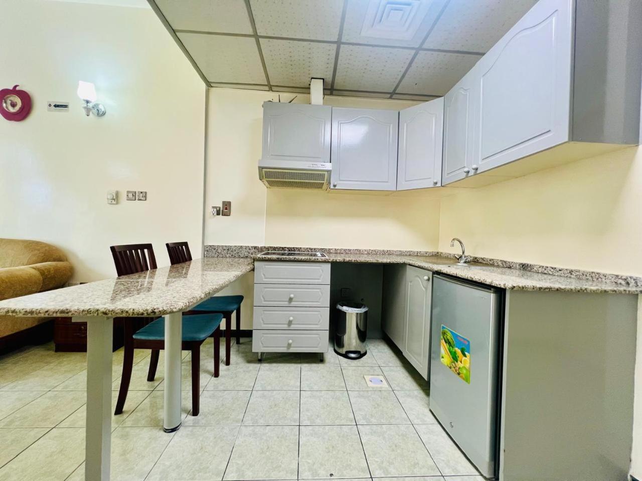 Sky Hotel Apartments Дубай Екстериор снимка