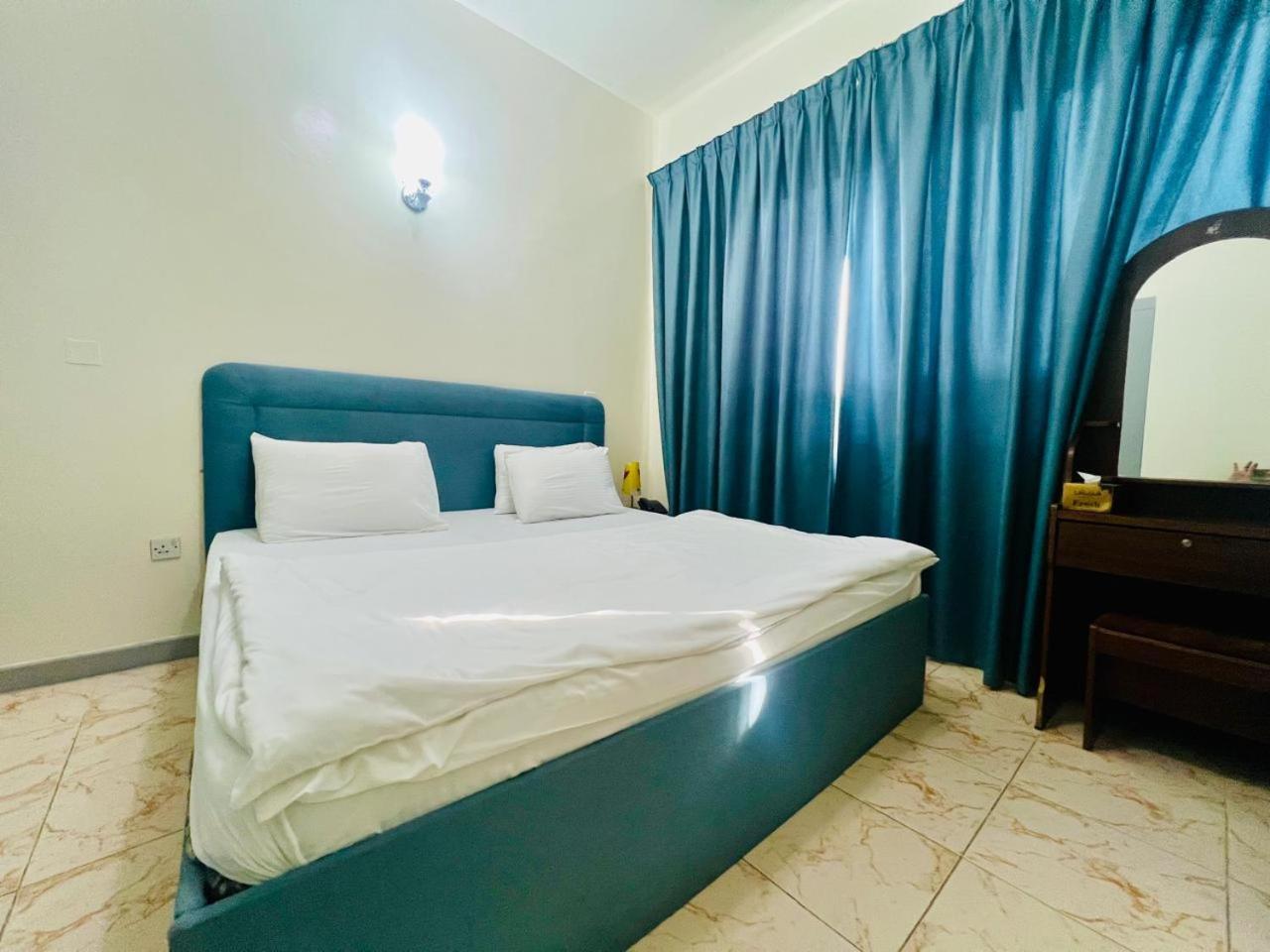 Sky Hotel Apartments Дубай Екстериор снимка