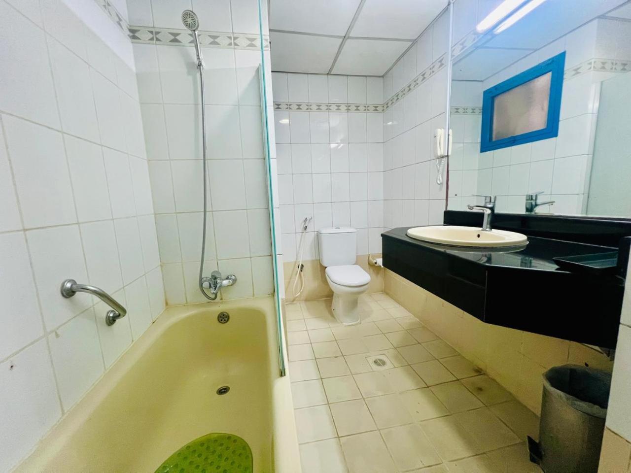 Sky Hotel Apartments Дубай Екстериор снимка