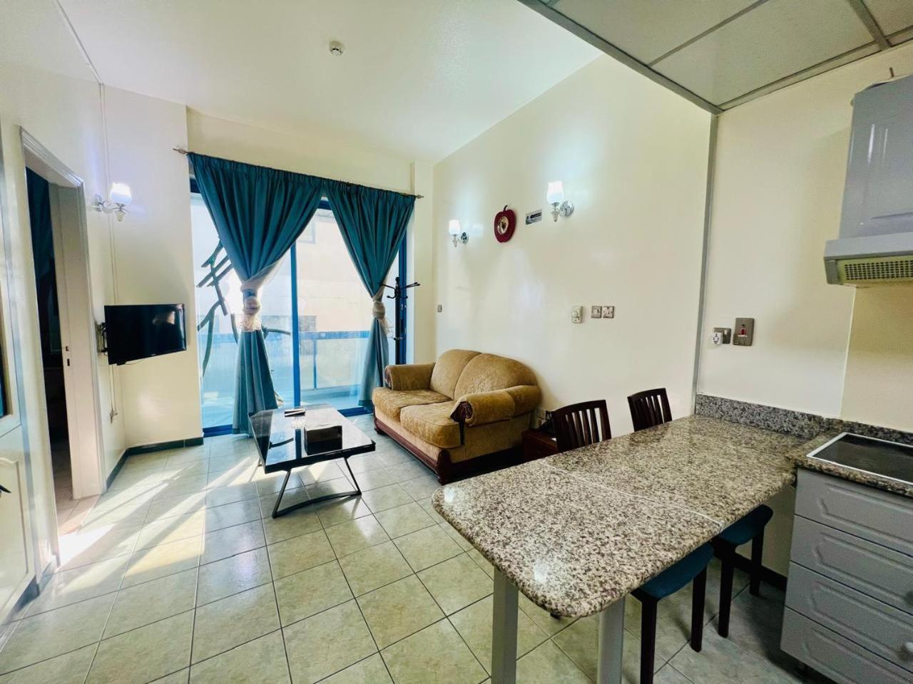 Sky Hotel Apartments Дубай Екстериор снимка