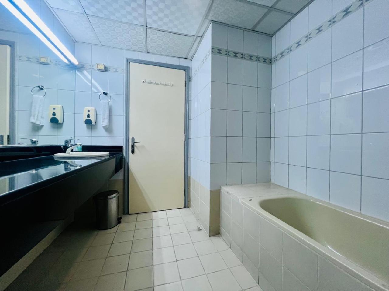 Sky Hotel Apartments Дубай Екстериор снимка