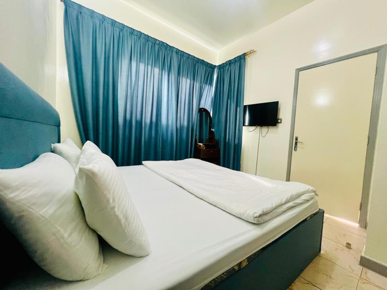 Sky Hotel Apartments Дубай Екстериор снимка