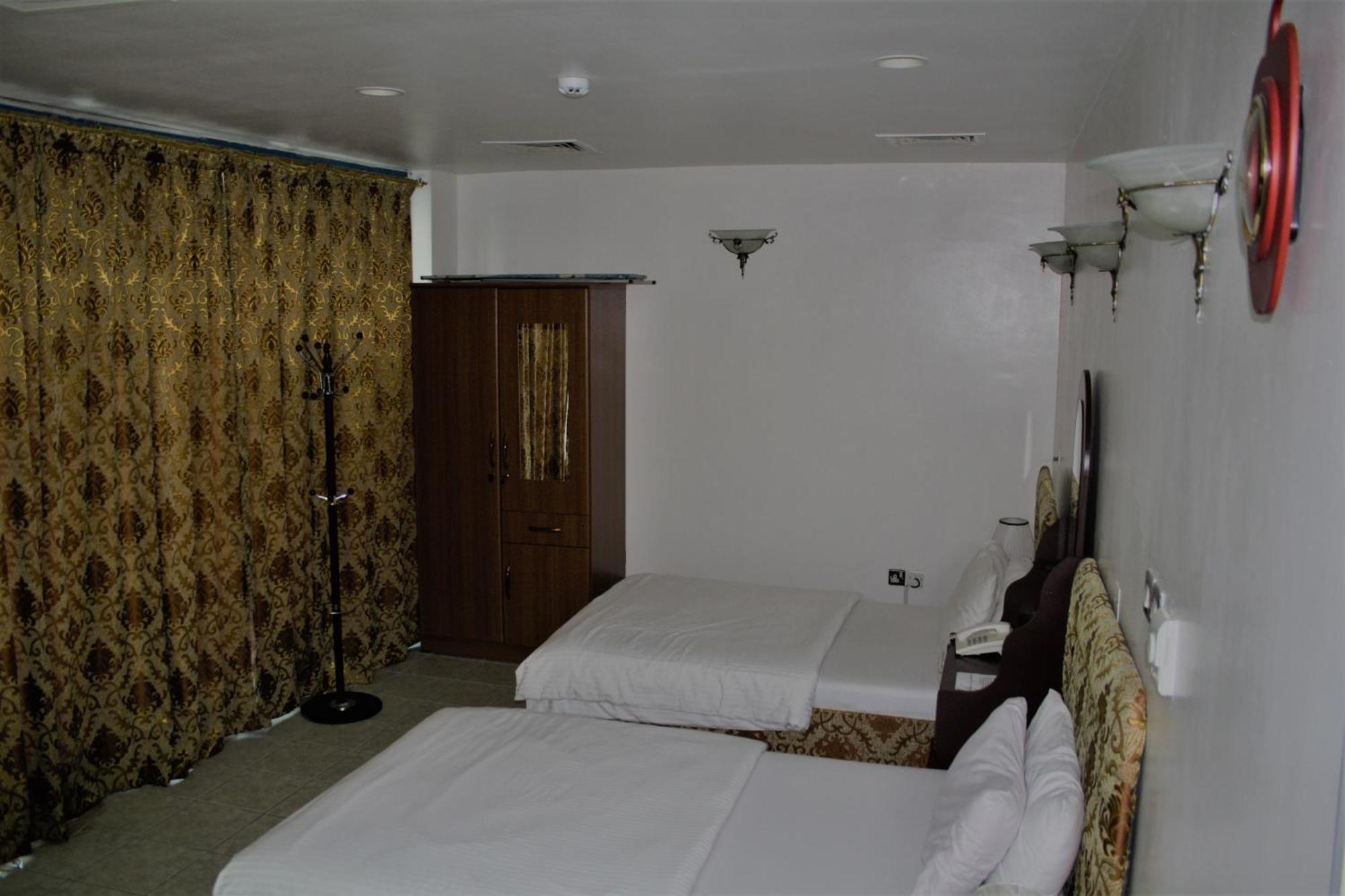 Sky Hotel Apartments Дубай Екстериор снимка