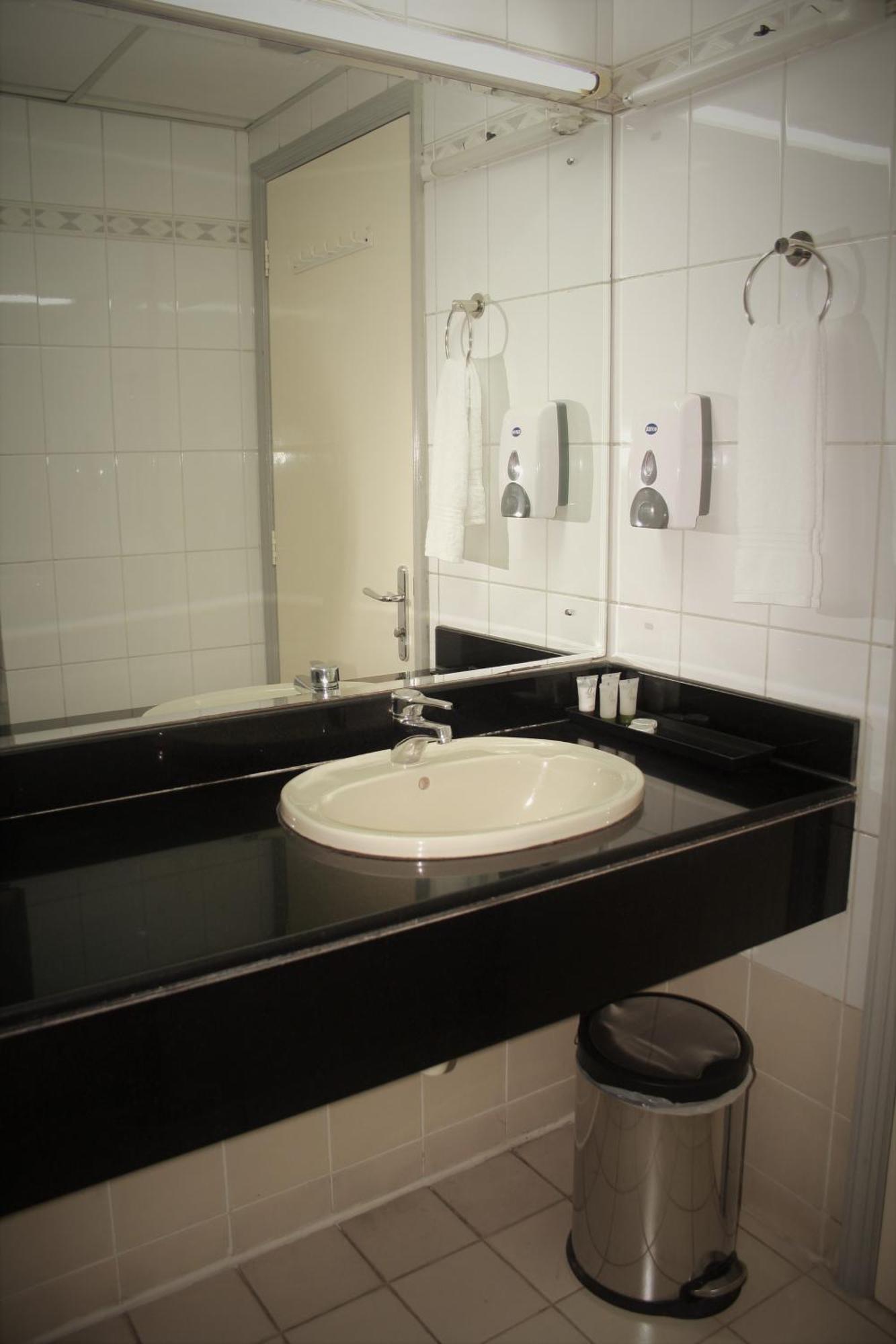 Sky Hotel Apartments Дубай Екстериор снимка