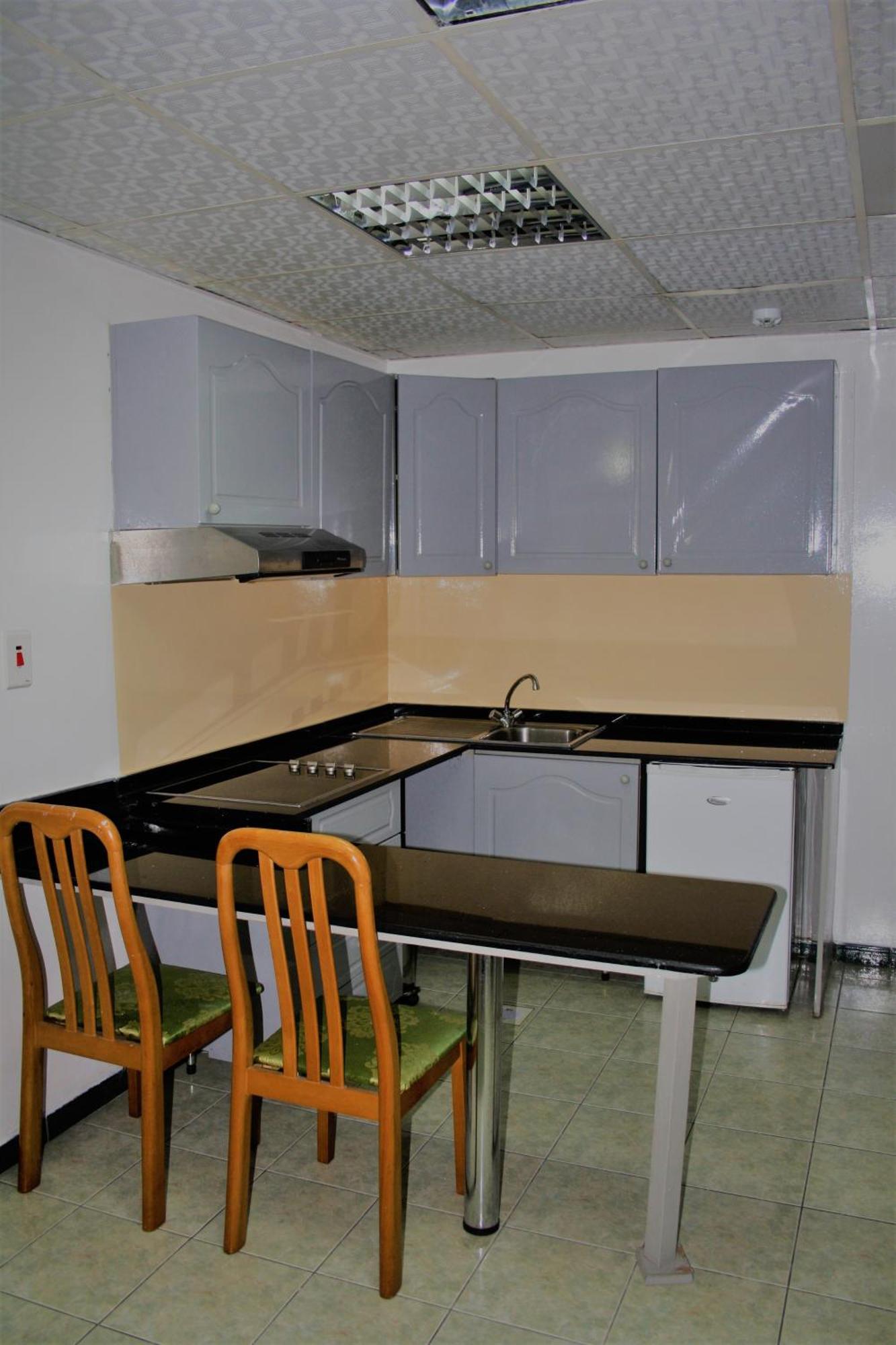 Sky Hotel Apartments Дубай Екстериор снимка