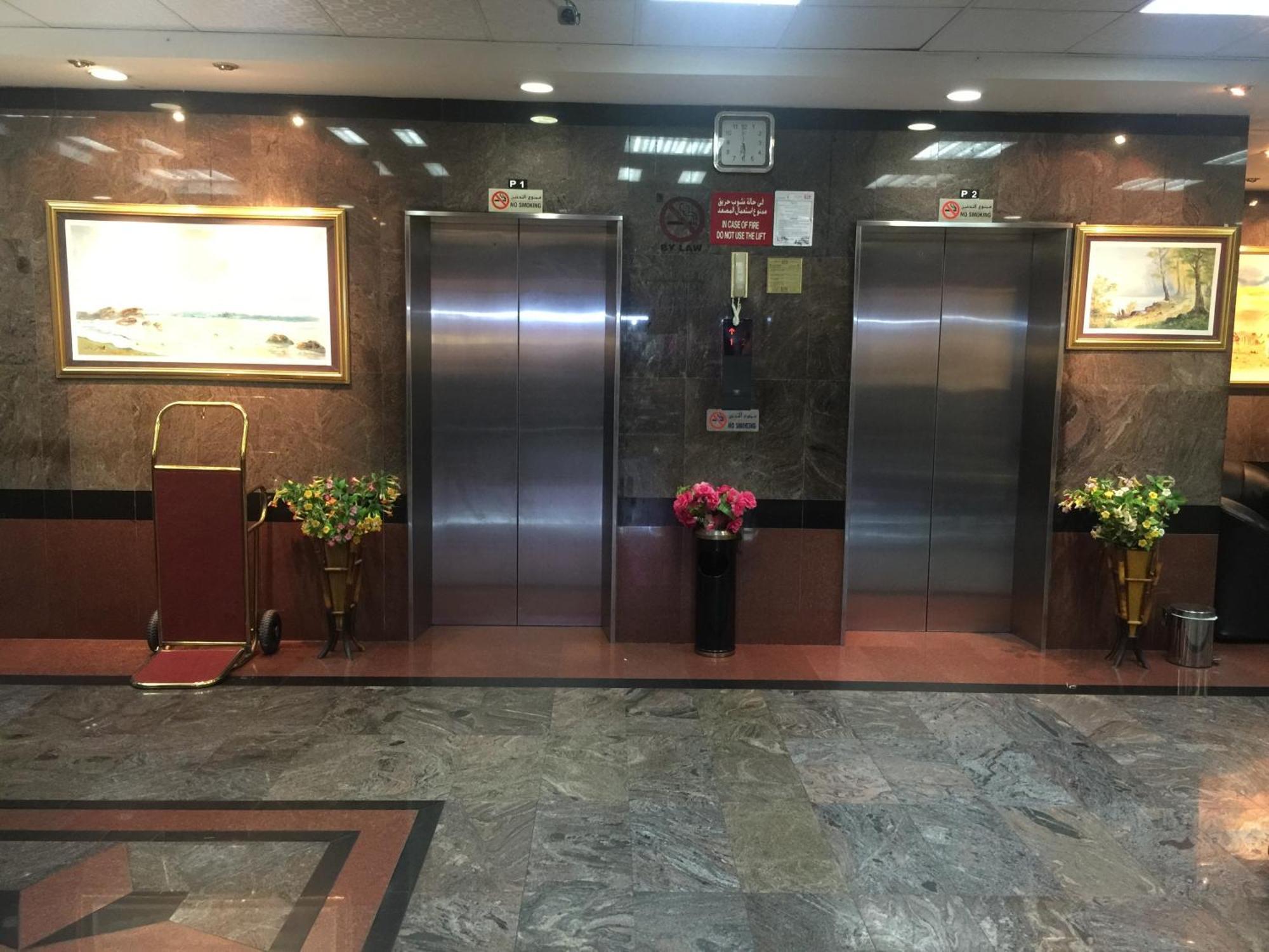 Sky Hotel Apartments Дубай Екстериор снимка