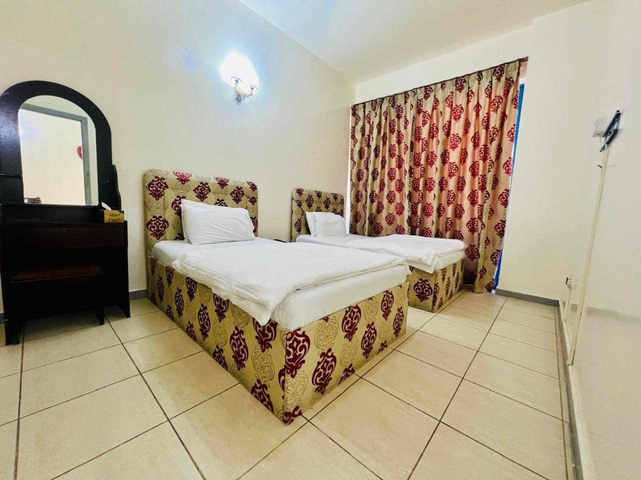 Sky Hotel Apartments Дубай Екстериор снимка